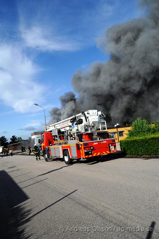 _DSC1297.JPG - Vid 17.15 tiden larmades en större räddningsstyrka till Hyllinge buss i Åstorp. Enligt larmet ska det ha börjat brinna i en buss parkerad i företagets garage. Branden spred sig snabbt till resten av byggnaden. Där fanns även 3 andra bussar i garaget men man lyckdes under räddningsarbetet att köra ut dem till säkerhet, bland annat HIFs spelar buss. Dem var ordentligt rökskadade och det är oklart om dem går att sanera. Bussarnas värde beräknas till ca 4 miljoner kronor. Byggnaden blev totalförstörd.