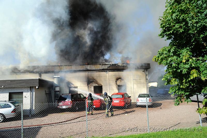 _DSC1308.JPG - Vid 17.15 tiden larmades en större räddningsstyrka till Hyllinge buss i Åstorp. Enligt larmet ska det ha börjat brinna i en buss parkerad i företagets garage. Branden spred sig snabbt till resten av byggnaden. Där fanns även 3 andra bussar i garaget men man lyckdes under räddningsarbetet att köra ut dem till säkerhet, bland annat HIFs spelar buss. Dem var ordentligt rökskadade och det är oklart om dem går att sanera. Bussarnas värde beräknas till ca 4 miljoner kronor. Byggnaden blev totalförstörd.