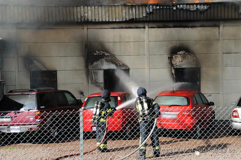 _DSC1310.JPG - Vid 17.15 tiden larmades en större räddningsstyrka till Hyllinge buss i Åstorp. Enligt larmet ska det ha börjat brinna i en buss parkerad i företagets garage. Branden spred sig snabbt till resten av byggnaden. Där fanns även 3 andra bussar i garaget men man lyckdes under räddningsarbetet att köra ut dem till säkerhet, bland annat HIFs spelar buss. Dem var ordentligt rökskadade och det är oklart om dem går att sanera. Bussarnas värde beräknas till ca 4 miljoner kronor. Byggnaden blev totalförstörd.