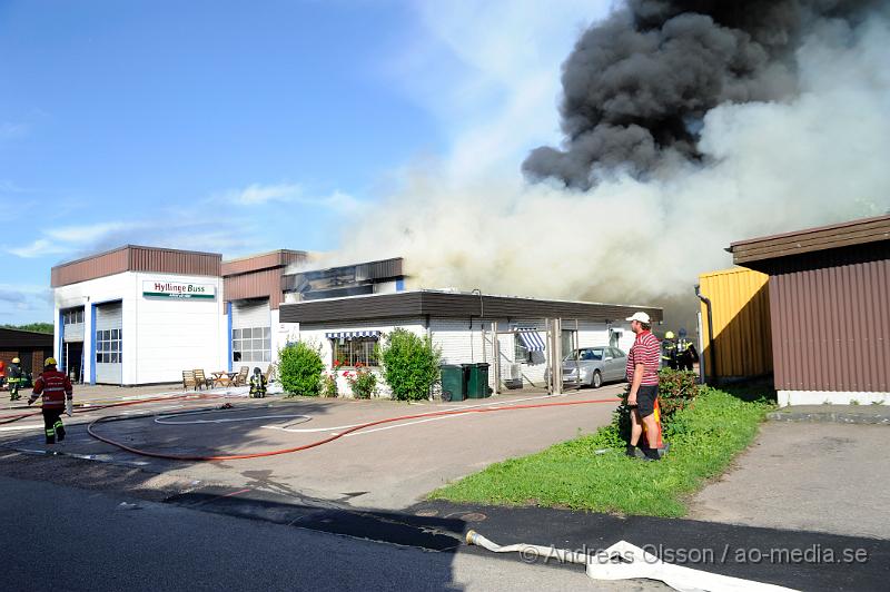 _DSC1317.JPG - Vid 17.15 tiden larmades en större räddningsstyrka till Hyllinge buss i Åstorp. Enligt larmet ska det ha börjat brinna i en buss parkerad i företagets garage. Branden spred sig snabbt till resten av byggnaden. Där fanns även 3 andra bussar i garaget men man lyckdes under räddningsarbetet att köra ut dem till säkerhet, bland annat HIFs spelar buss. Dem var ordentligt rökskadade och det är oklart om dem går att sanera. Bussarnas värde beräknas till ca 4 miljoner kronor. Byggnaden blev totalförstörd.