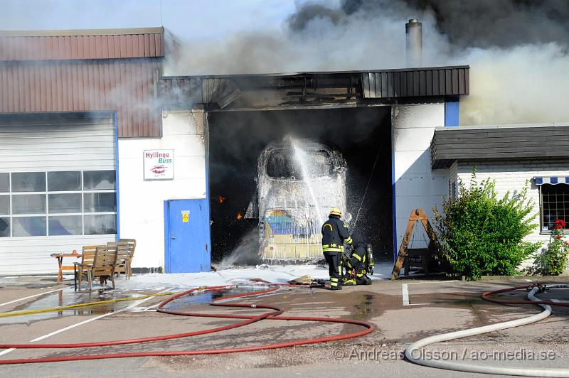 _DSC1319.JPG - Vid 17.15 tiden larmades en större räddningsstyrka till Hyllinge buss i Åstorp. Enligt larmet ska det ha börjat brinna i en buss parkerad i företagets garage. Branden spred sig snabbt till resten av byggnaden. Där fanns även 3 andra bussar i garaget men man lyckdes under räddningsarbetet att köra ut dem till säkerhet, bland annat HIFs spelar buss. Dem var ordentligt rökskadade och det är oklart om dem går att sanera. Bussarnas värde beräknas till ca 4 miljoner kronor. Byggnaden blev totalförstörd.