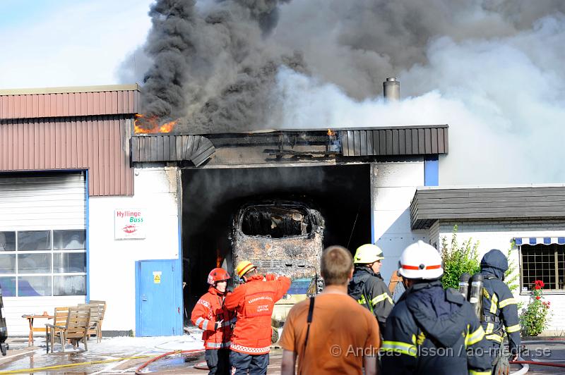 _DSC1329.JPG - Vid 17.15 tiden larmades en större räddningsstyrka till Hyllinge buss i Åstorp. Enligt larmet ska det ha börjat brinna i en buss parkerad i företagets garage. Branden spred sig snabbt till resten av byggnaden. Där fanns även 3 andra bussar i garaget men man lyckdes under räddningsarbetet att köra ut dem till säkerhet, bland annat HIFs spelar buss. Dem var ordentligt rökskadade och det är oklart om dem går att sanera. Bussarnas värde beräknas till ca 4 miljoner kronor. Byggnaden blev totalförstörd.