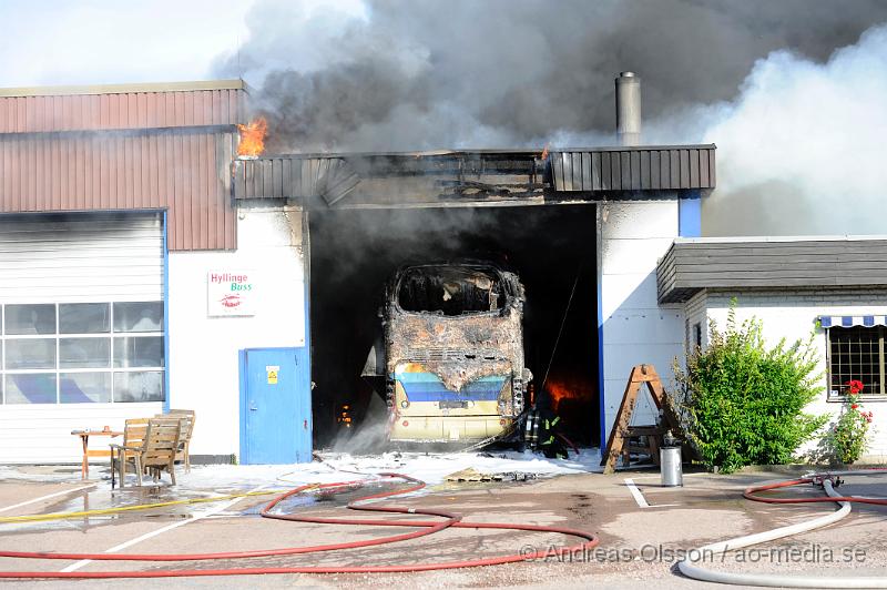 _DSC1333.JPG - Vid 17.15 tiden larmades en större räddningsstyrka till Hyllinge buss i Åstorp. Enligt larmet ska det ha börjat brinna i en buss parkerad i företagets garage. Branden spred sig snabbt till resten av byggnaden. Där fanns även 3 andra bussar i garaget men man lyckdes under räddningsarbetet att köra ut dem till säkerhet, bland annat HIFs spelar buss. Dem var ordentligt rökskadade och det är oklart om dem går att sanera. Bussarnas värde beräknas till ca 4 miljoner kronor. Byggnaden blev totalförstörd.