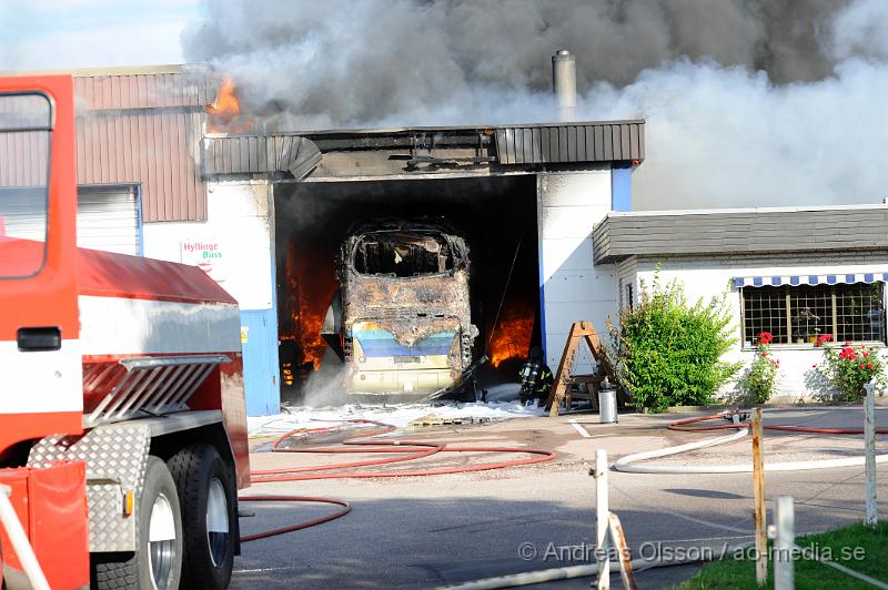 _DSC1335.JPG - Vid 17.15 tiden larmades en större räddningsstyrka till Hyllinge buss i Åstorp. Enligt larmet ska det ha börjat brinna i en buss parkerad i företagets garage. Branden spred sig snabbt till resten av byggnaden. Där fanns även 3 andra bussar i garaget men man lyckdes under räddningsarbetet att köra ut dem till säkerhet, bland annat HIFs spelar buss. Dem var ordentligt rökskadade och det är oklart om dem går att sanera. Bussarnas värde beräknas till ca 4 miljoner kronor. Byggnaden blev totalförstörd.