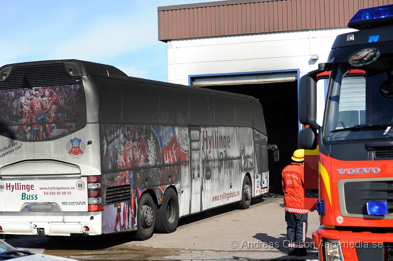 _DSC1339.JPG - Vid 17.15 tiden larmades en större räddningsstyrka till Hyllinge buss i Åstorp. Enligt larmet ska det ha börjat brinna i en buss parkerad i företagets garage. Branden spred sig snabbt till resten av byggnaden. Där fanns även 3 andra bussar i garaget men man lyckdes under räddningsarbetet att köra ut dem till säkerhet, bland annat HIFs spelar buss. Dem var ordentligt rökskadade och det är oklart om dem går att sanera. Bussarnas värde beräknas till ca 4 miljoner kronor. Byggnaden blev totalförstörd.