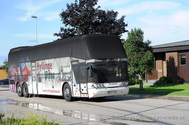 _DSC1341.JPG - Vid 17.15 tiden larmades en större räddningsstyrka till Hyllinge buss i Åstorp. Enligt larmet ska det ha börjat brinna i en buss parkerad i företagets garage. Branden spred sig snabbt till resten av byggnaden. Där fanns även 3 andra bussar i garaget men man lyckdes under räddningsarbetet att köra ut dem till säkerhet, bland annat HIFs spelar buss. Dem var ordentligt rökskadade och det är oklart om dem går att sanera. Bussarnas värde beräknas till ca 4 miljoner kronor. Byggnaden blev totalförstörd.