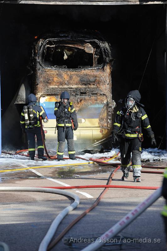 _DSC1346.JPG - Vid 17.15 tiden larmades en större räddningsstyrka till Hyllinge buss i Åstorp. Enligt larmet ska det ha börjat brinna i en buss parkerad i företagets garage. Branden spred sig snabbt till resten av byggnaden. Där fanns även 3 andra bussar i garaget men man lyckdes under räddningsarbetet att köra ut dem till säkerhet, bland annat HIFs spelar buss. Dem var ordentligt rökskadade och det är oklart om dem går att sanera. Bussarnas värde beräknas till ca 4 miljoner kronor. Byggnaden blev totalförstörd.