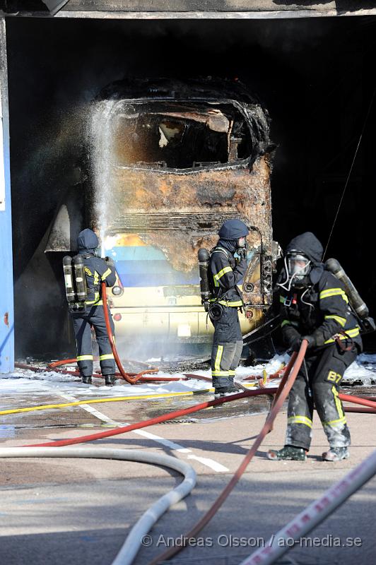 _DSC1348.JPG - Vid 17.15 tiden larmades en större räddningsstyrka till Hyllinge buss i Åstorp. Enligt larmet ska det ha börjat brinna i en buss parkerad i företagets garage. Branden spred sig snabbt till resten av byggnaden. Där fanns även 3 andra bussar i garaget men man lyckdes under räddningsarbetet att köra ut dem till säkerhet, bland annat HIFs spelar buss. Dem var ordentligt rökskadade och det är oklart om dem går att sanera. Bussarnas värde beräknas till ca 4 miljoner kronor. Byggnaden blev totalförstörd.