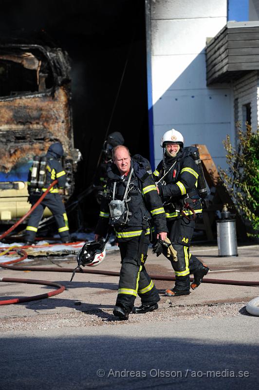 _DSC1351.JPG - Vid 17.15 tiden larmades en större räddningsstyrka till Hyllinge buss i Åstorp. Enligt larmet ska det ha börjat brinna i en buss parkerad i företagets garage. Branden spred sig snabbt till resten av byggnaden. Där fanns även 3 andra bussar i garaget men man lyckdes under räddningsarbetet att köra ut dem till säkerhet, bland annat HIFs spelar buss. Dem var ordentligt rökskadade och det är oklart om dem går att sanera. Bussarnas värde beräknas till ca 4 miljoner kronor. Byggnaden blev totalförstörd.