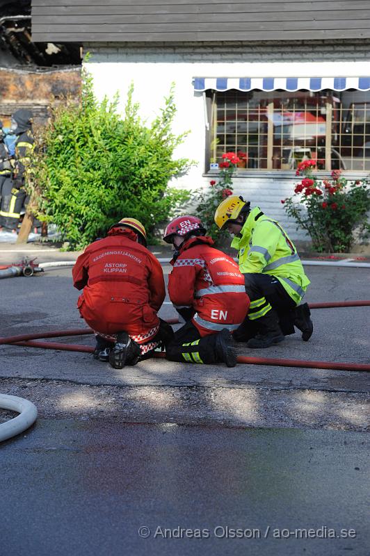 _DSC1355.JPG - Vid 17.15 tiden larmades en större räddningsstyrka till Hyllinge buss i Åstorp. Enligt larmet ska det ha börjat brinna i en buss parkerad i företagets garage. Branden spred sig snabbt till resten av byggnaden. Där fanns även 3 andra bussar i garaget men man lyckdes under räddningsarbetet att köra ut dem till säkerhet, bland annat HIFs spelar buss. Dem var ordentligt rökskadade och det är oklart om dem går att sanera. Bussarnas värde beräknas till ca 4 miljoner kronor. Byggnaden blev totalförstörd.