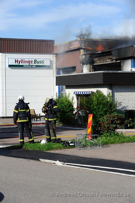 _DSC1357.JPG - Vid 17.15 tiden larmades en större räddningsstyrka till Hyllinge buss i Åstorp. Enligt larmet ska det ha börjat brinna i en buss parkerad i företagets garage. Branden spred sig snabbt till resten av byggnaden. Där fanns även 3 andra bussar i garaget men man lyckdes under räddningsarbetet att köra ut dem till säkerhet, bland annat HIFs spelar buss. Dem var ordentligt rökskadade och det är oklart om dem går att sanera. Bussarnas värde beräknas till ca 4 miljoner kronor. Byggnaden blev totalförstörd.