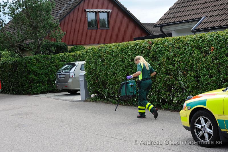 _DSC2040.JPG - Vid 12,40 Larmades Ambulans och Räddningstjänsten till en villa i Klippan där ett barn ska ha trillat ner i en pool. När ambulans och räddningstjänst kom till platsen var barnet vid medvetande och andades men följde med ambulansen till sjukhuset för kontroll.