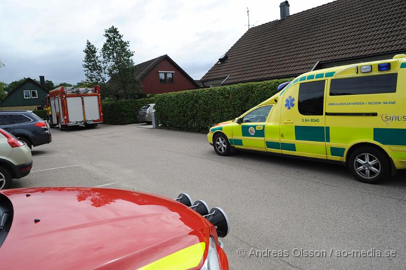 _DSC2041.JPG - Vid 12,40 Larmades Ambulans och Räddningstjänsten till en villa i Klippan där ett barn ska ha trillat ner i en pool. När ambulans och räddningstjänst kom till platsen var barnet vid medvetande och andades men följde med ambulansen till sjukhuset för kontroll.