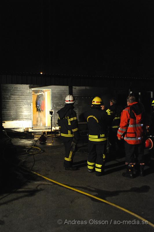 _DSC2347.JPG - Vid 23 tiden larmades räddningstjänsten från Klippan och Åstorp samt polis till klubblokalen till minigolf banan i åstorp där det brann på utsidan av byggnaden. Branden släcktes snabbt ner. ca en timme senare larmdes åstorp återigen till samma byggnad då det ska enligt uppringaren ryka kraftigt igen.