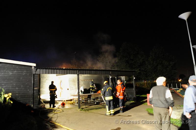 _DSC2348.JPG - Vid 23 tiden larmades räddningstjänsten från Klippan och Åstorp samt polis till klubblokalen till minigolf banan i åstorp där det brann på utsidan av byggnaden. Branden släcktes snabbt ner. ca en timme senare larmdes åstorp återigen till samma byggnad då det ska enligt uppringaren ryka kraftigt igen.