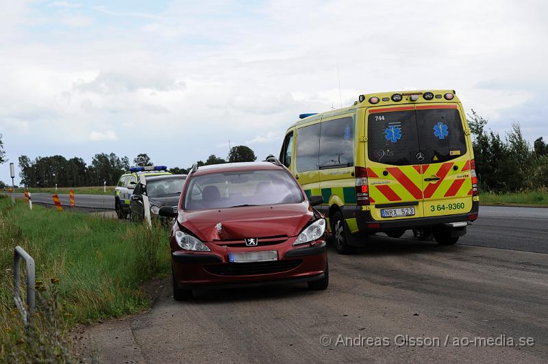 _DSC2965.JPG - Vid 15 tiden larmades Polis och Ambulans till väg 13 i höjd med gråmanstorp där man håller på asfalteringsarbete och dirigerar trafiken med hjälp av vakter. En personbil missade att lasbilen framför stod stilla för att få klartecken att få köra vidare så personbilen körde in i lastbilen. Inga större skador uppstod och personen klarade sig utan allvarliga skador.