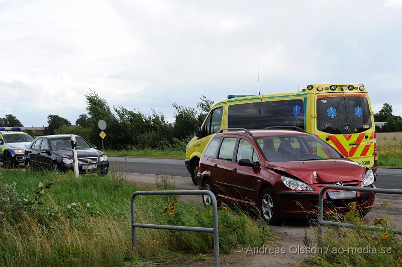 _DSC2968.JPG - Vid 15 tiden larmades Polis och Ambulans till väg 13 i höjd med gråmanstorp där man håller på asfalteringsarbete och dirigerar trafiken med hjälp av vakter. En personbil missade att lasbilen framför stod stilla för att få klartecken att få köra vidare så personbilen körde in i lastbilen. Inga större skador uppstod och personen klarade sig utan allvarliga skador.