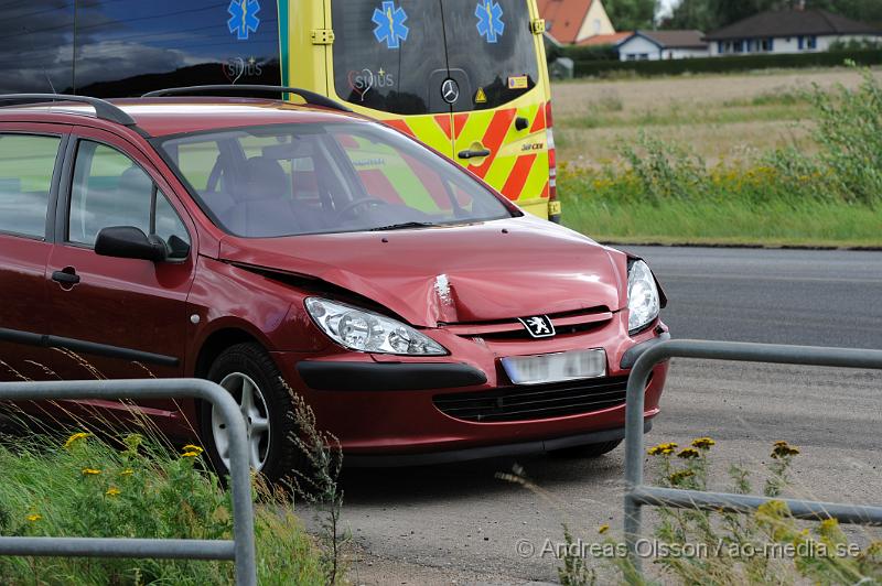 _DSC2969.JPG - Vid 15 tiden larmades Polis och Ambulans till väg 13 i höjd med gråmanstorp där man håller på asfalteringsarbete och dirigerar trafiken med hjälp av vakter. En personbil missade att lasbilen framför stod stilla för att få klartecken att få köra vidare så personbilen körde in i lastbilen. Inga större skador uppstod och personen klarade sig utan allvarliga skador.