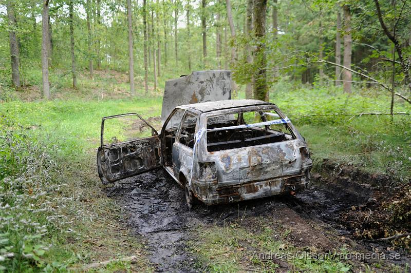 _DSC2992.JPG - Vid 8 tiden larmades räddningstjänsten och polis till en bilbrand i utkanten av Klippan. Bilen stod avsides på en skogsväg och blev helt utbränd. Branden misstänks vara anlagd.