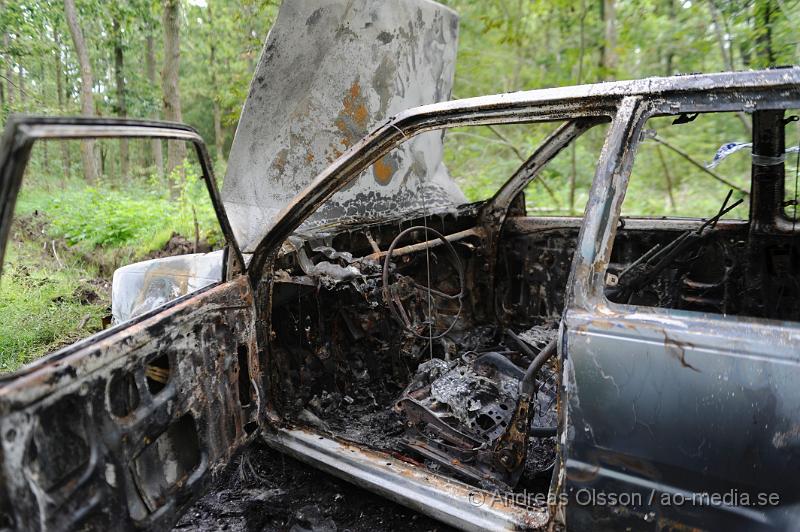 _DSC2993.JPG - Vid 8 tiden larmades räddningstjänsten och polis till en bilbrand i utkanten av Klippan. Bilen stod avsides på en skogsväg och blev helt utbränd. Branden misstänks vara anlagd.