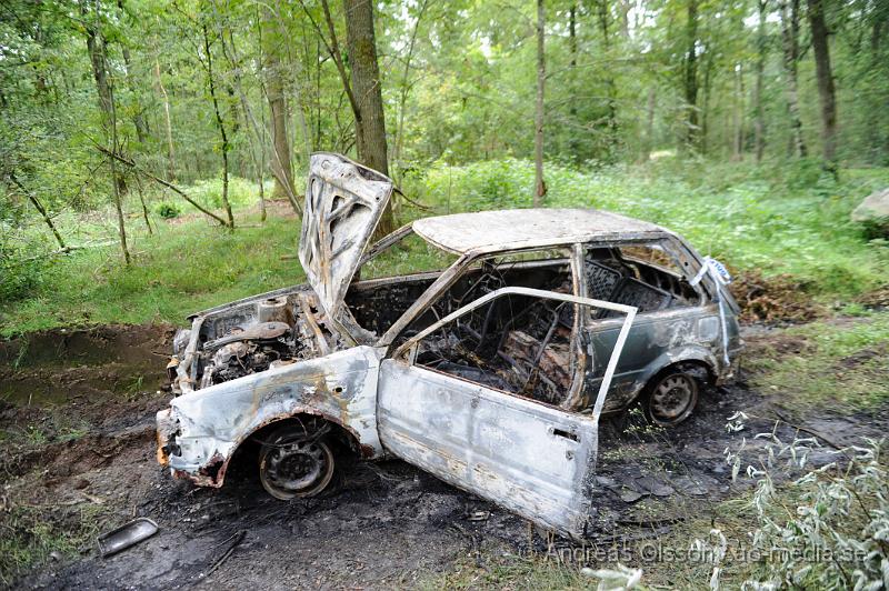 _DSC2998.JPG - Vid 8 tiden larmades räddningstjänsten och polis till en bilbrand i utkanten av Klippan. Bilen stod avsides på en skogsväg och blev helt utbränd. Branden misstänks vara anlagd.