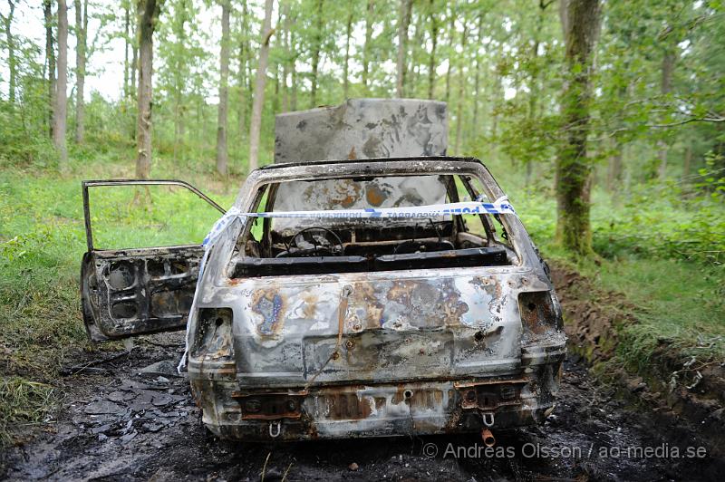 _DSC3001.JPG - Vid 8 tiden larmades räddningstjänsten och polis till en bilbrand i utkanten av Klippan. Bilen stod avsides på en skogsväg och blev helt utbränd. Branden misstänks vara anlagd.