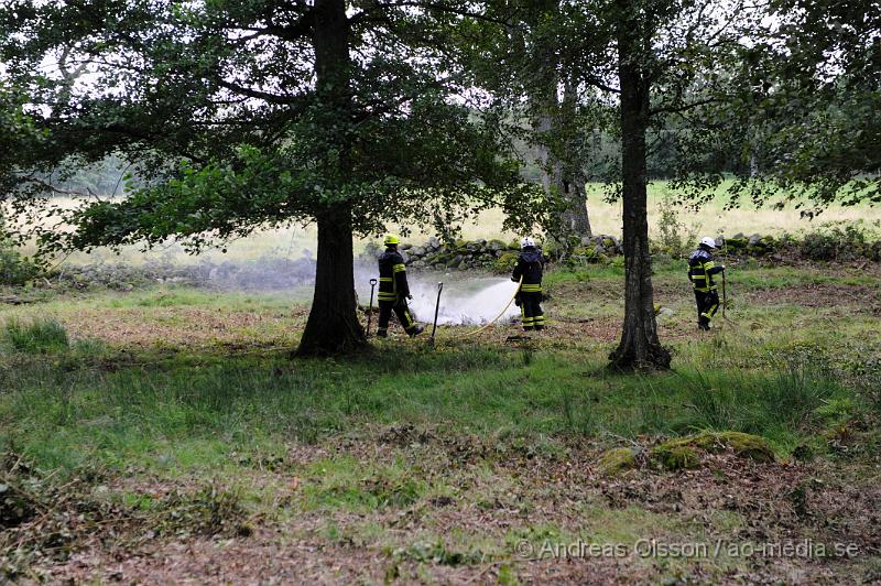 _DSC3002.JPG - Vid 11 tiden larmades Räddningstjänsten från Ljungbyhed och Polis till väg 13 vid brukshundsklubben där det brann med öppna låger ute på ett fält. När räddningstjänsten kom fram kunde man konstatera att det var en mindre hög med pinnar och bråte som brann. Branden släcktes snabbt ner.