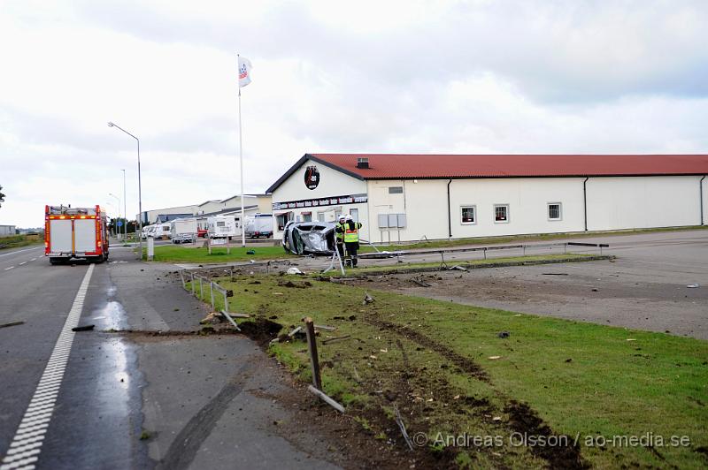 _DSC3366.JPG - Vid 06.30 larmades räddningstjänsten, Ambulans och Polis till fabriksvägen i klippan där en personbil i hög hastighet gått av vägen och voltat flera varv. Personen i bilen klarade sig utan några allvarliga skador, men fick följa med Ambulansen till sjukhuset.