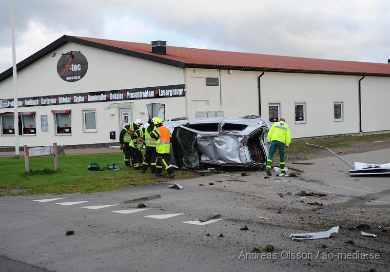 _DSC3368.JPG - Vid 06.30 larmades räddningstjänsten, Ambulans och Polis till fabriksvägen i klippan där en personbil i hög hastighet gått av vägen och voltat flera varv. Personen i bilen klarade sig utan några allvarliga skador, men fick följa med Ambulansen till sjukhuset.