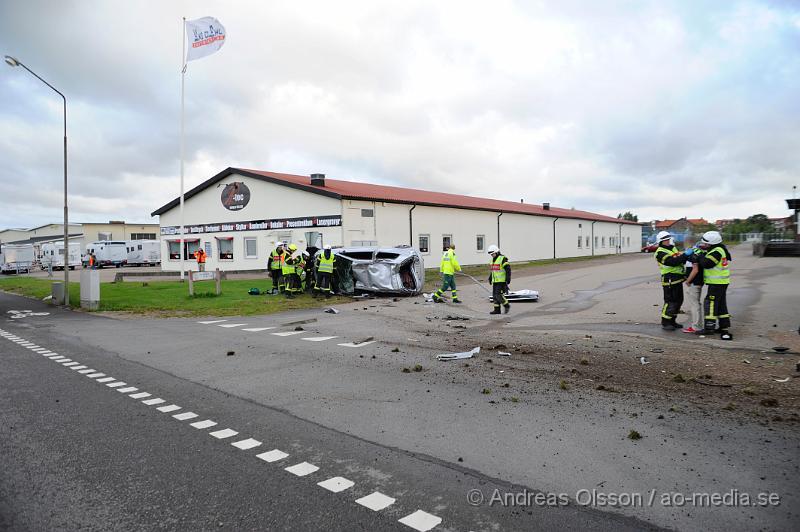 _DSC3369.JPG - Vid 06.30 larmades räddningstjänsten, Ambulans och Polis till fabriksvägen i klippan där en personbil i hög hastighet gått av vägen och voltat flera varv. Personen i bilen klarade sig utan några allvarliga skador, men fick följa med Ambulansen till sjukhuset.