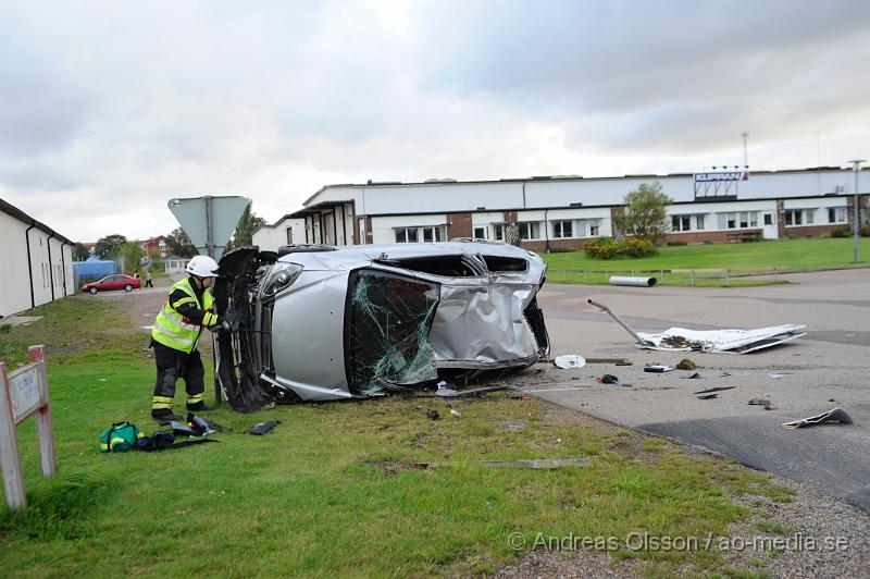 _DSC3371.JPG - Vid 06.30 larmades räddningstjänsten, Ambulans och Polis till fabriksvägen i klippan där en personbil i hög hastighet gått av vägen och voltat flera varv. Personen i bilen klarade sig utan några allvarliga skador, men fick följa med Ambulansen till sjukhuset.