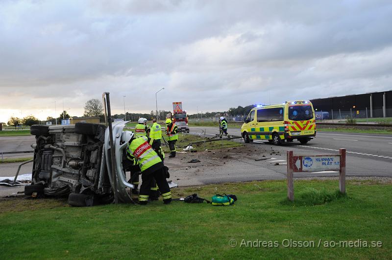 _DSC3375.JPG - Vid 06.30 larmades räddningstjänsten, Ambulans och Polis till fabriksvägen i klippan där en personbil i hög hastighet gått av vägen och voltat flera varv. Personen i bilen klarade sig utan några allvarliga skador, men fick följa med Ambulansen till sjukhuset.