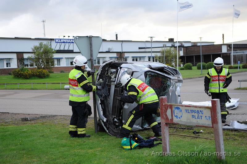 _DSC3376.JPG - Vid 06.30 larmades räddningstjänsten, Ambulans och Polis till fabriksvägen i klippan där en personbil i hög hastighet gått av vägen och voltat flera varv. Personen i bilen klarade sig utan några allvarliga skador, men fick följa med Ambulansen till sjukhuset.