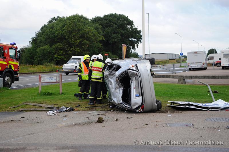 _DSC3381.JPG - Vid 06.30 larmades räddningstjänsten, Ambulans och Polis till fabriksvägen i klippan där en personbil i hög hastighet gått av vägen och voltat flera varv. Personen i bilen klarade sig utan några allvarliga skador, men fick följa med Ambulansen till sjukhuset.