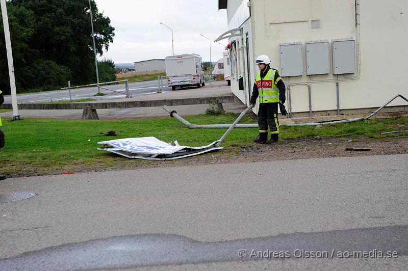 _DSC3382.JPG - Vid 06.30 larmades räddningstjänsten, Ambulans och Polis till fabriksvägen i klippan där en personbil i hög hastighet gått av vägen och voltat flera varv. Personen i bilen klarade sig utan några allvarliga skador, men fick följa med Ambulansen till sjukhuset.