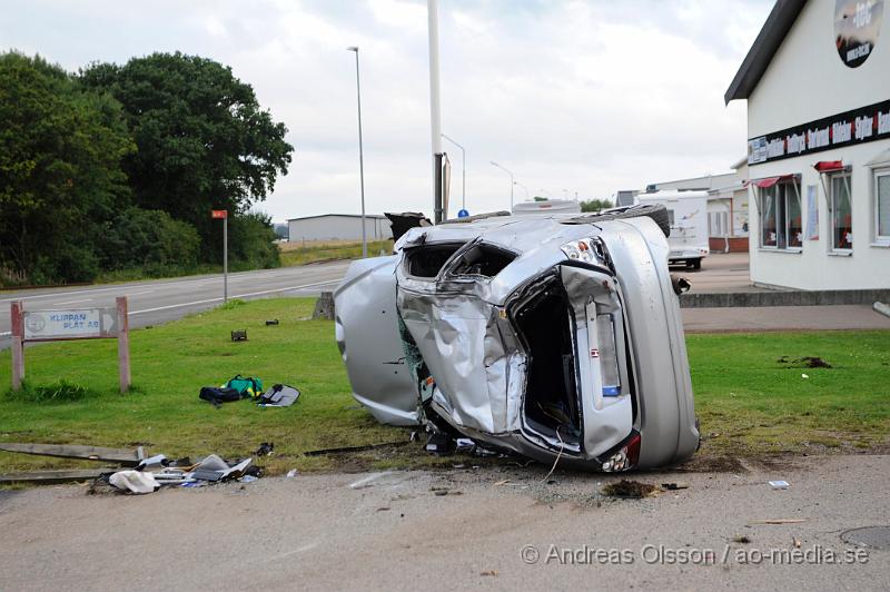 _DSC3386.JPG - Vid 06.30 larmades räddningstjänsten, Ambulans och Polis till fabriksvägen i klippan där en personbil i hög hastighet gått av vägen och voltat flera varv. Personen i bilen klarade sig utan några allvarliga skador, men fick följa med Ambulansen till sjukhuset.