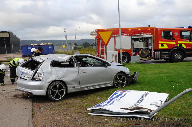 _DSC3392.JPG - Vid 06.30 larmades räddningstjänsten, Ambulans och Polis till fabriksvägen i klippan där en personbil i hög hastighet gått av vägen och voltat flera varv. Personen i bilen klarade sig utan några allvarliga skador, men fick följa med Ambulansen till sjukhuset.