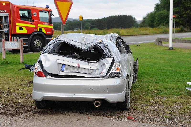 _DSC3394.JPG - Vid 06.30 larmades räddningstjänsten, Ambulans och Polis till fabriksvägen i klippan där en personbil i hög hastighet gått av vägen och voltat flera varv. Personen i bilen klarade sig utan några allvarliga skador, men fick följa med Ambulansen till sjukhuset.