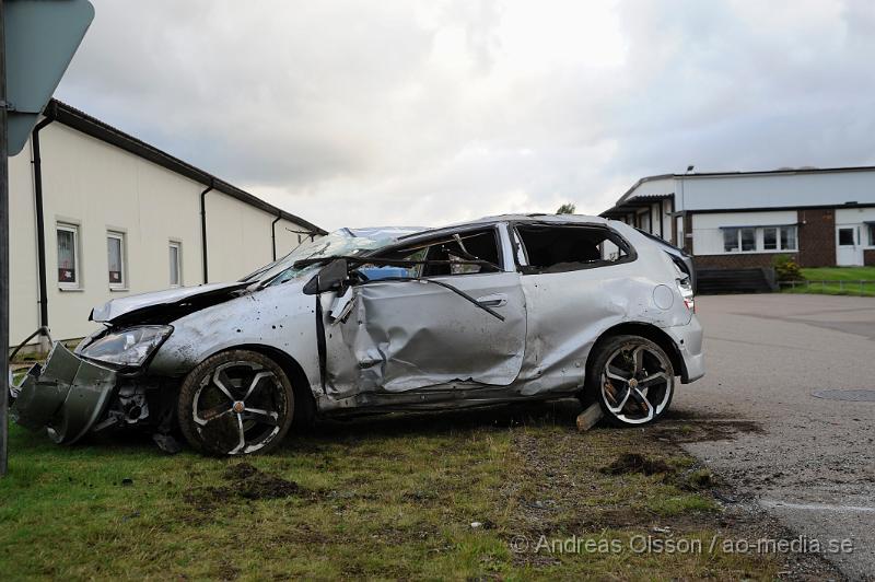 _DSC3397.JPG - Vid 06.30 larmades räddningstjänsten, Ambulans och Polis till fabriksvägen i klippan där en personbil i hög hastighet gått av vägen och voltat flera varv. Personen i bilen klarade sig utan några allvarliga skador, men fick följa med Ambulansen till sjukhuset.