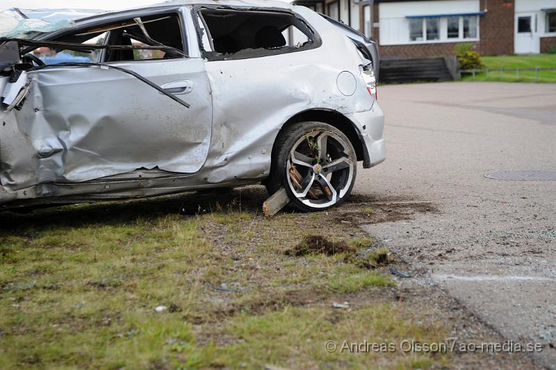 _DSC3398.JPG - Vid 06.30 larmades räddningstjänsten, Ambulans och Polis till fabriksvägen i klippan där en personbil i hög hastighet gått av vägen och voltat flera varv. Personen i bilen klarade sig utan några allvarliga skador, men fick följa med Ambulansen till sjukhuset.