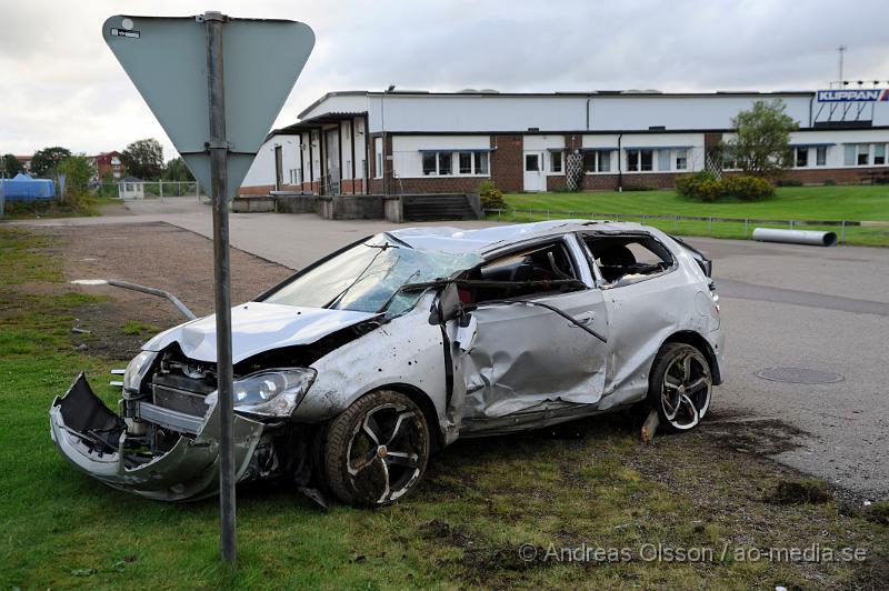 _DSC3400.JPG - Vid 06.30 larmades räddningstjänsten, Ambulans och Polis till fabriksvägen i klippan där en personbil i hög hastighet gått av vägen och voltat flera varv. Personen i bilen klarade sig utan några allvarliga skador, men fick följa med Ambulansen till sjukhuset.