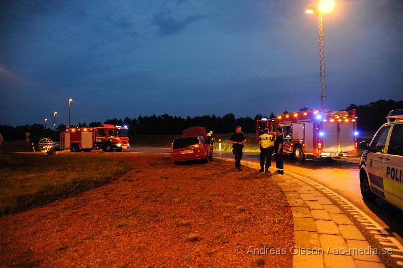 _DSC4014.JPG - Vid 20.10 tiden larmades klippans och ljungbyheds räddningstjänst samt polis och ambulans till rondellen utanför klippan vid väg 21/13 där en personbil kört av vägen. Två personer befann sig i bilen när olyckan inträffa. Oklart skadeläge.