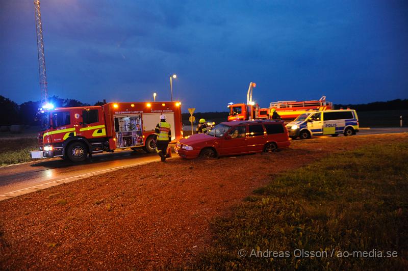 _DSC4021.JPG - Vid 20.10 tiden larmades klippans och ljungbyheds räddningstjänst samt polis och ambulans till rondellen utanför klippan vid väg 21/13 där en personbil kört av vägen. Två personer befann sig i bilen när olyckan inträffa. Oklart skadeläge.