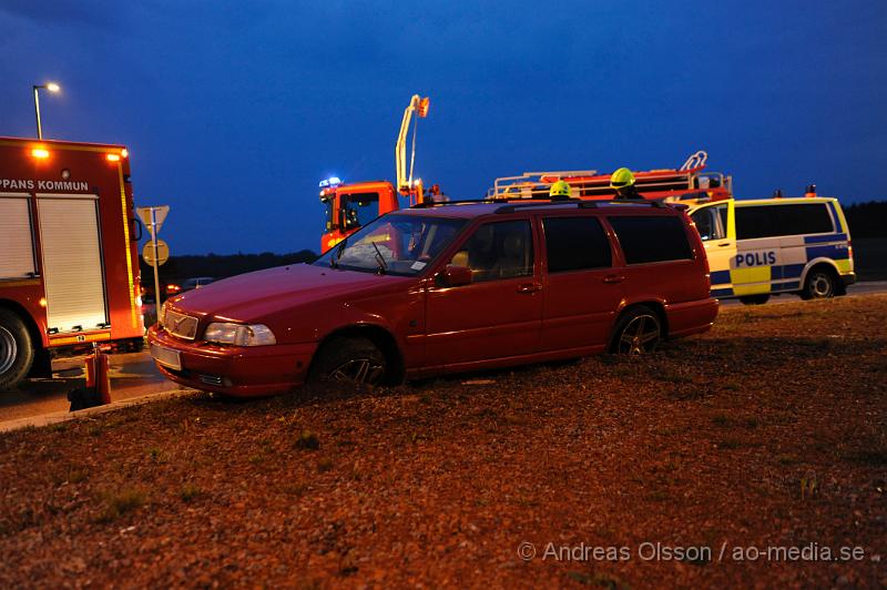 _DSC4022.JPG - Vid 20.10 tiden larmades klippans och ljungbyheds räddningstjänst samt polis och ambulans till rondellen utanför klippan vid väg 21/13 där en personbil kört av vägen. Två personer befann sig i bilen när olyckan inträffa. Oklart skadeläge.