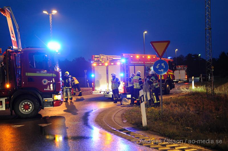 _DSC4027.JPG - Vid 20.10 tiden larmades klippans och ljungbyheds räddningstjänst samt polis och ambulans till rondellen utanför klippan vid väg 21/13 där en personbil kört av vägen. Två personer befann sig i bilen när olyckan inträffa. Oklart skadeläge.