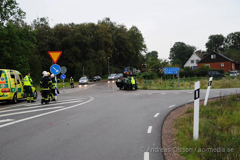 _DSC4010.JPG - Vid 17,30 tiden larmades räddningstjänsten från Åstorp samt Polis och Ambulans till Tranarp där en kvinnlig mc förare kört av vägen och skadats allvarligt. Vägen var under ett tag helt avstängd.