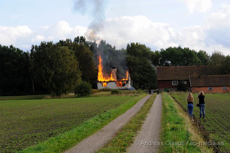 _DSC4056.JPG - Vid 17 tiden larmades räddningstjänsten om att man såg lågor och kraftig rökutveckling från skogen. Men det rörde sig inte om någon skogsbrand utan det var räddningstjänsten från Klippan, Ljungbyhed och Åstorp som övade och avslutade med att tända eld på hela huset och det var denna tjocka svarta rök som många uppmärksammat och ringt sos.