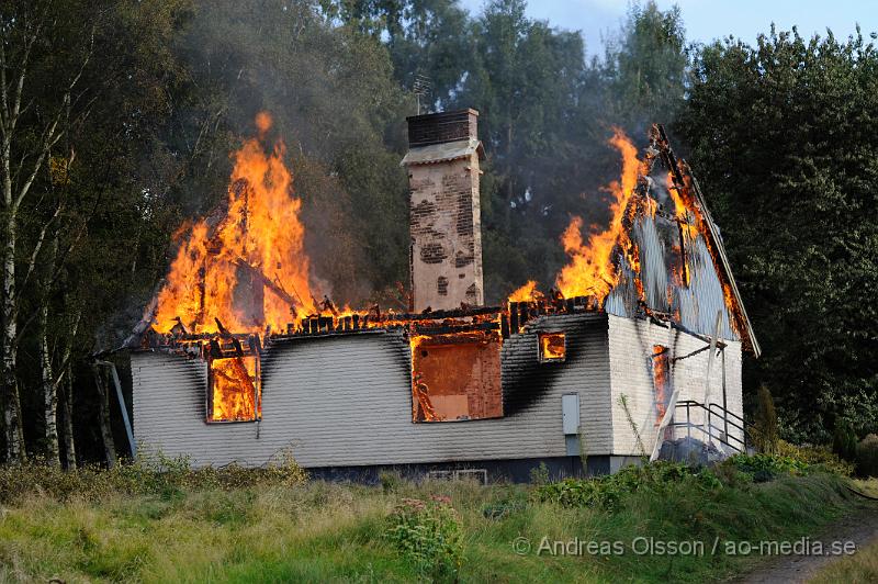 _DSC4057.JPG - Vid 17 tiden larmades räddningstjänsten om att man såg lågor och kraftig rökutveckling från skogen. Men det rörde sig inte om någon skogsbrand utan det var räddningstjänsten från Klippan, Ljungbyhed och Åstorp som övade och avslutade med att tända eld på hela huset och det var denna tjocka svarta rök som många uppmärksammat och ringt sos.