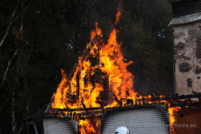 _DSC4060.JPG - Vid 17 tiden larmades räddningstjänsten om att man såg lågor och kraftig rökutveckling från skogen. Men det rörde sig inte om någon skogsbrand utan det var räddningstjänsten från Klippan, Ljungbyhed och Åstorp som övade och avslutade med att tända eld på hela huset och det var denna tjocka svarta rök som många uppmärksammat och ringt sos.