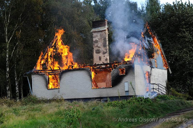 _DSC4063.JPG - Vid 17 tiden larmades räddningstjänsten om att man såg lågor och kraftig rökutveckling från skogen. Men det rörde sig inte om någon skogsbrand utan det var räddningstjänsten från Klippan, Ljungbyhed och Åstorp som övade och avslutade med att tända eld på hela huset och det var denna tjocka svarta rök som många uppmärksammat och ringt sos.